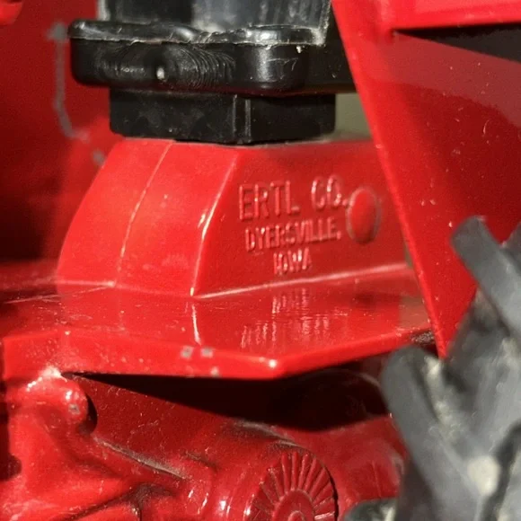 ERTL Vintage Farmall International Harvester 966 - 1/16 scale - Picture 17 of 17